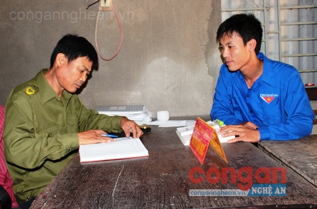 Đồng chí Nguyễn Doãn Ngọc (bên trái), Trưởng Công an xã Hưng Yên Bắc trao đổi với cán bộ đoàn cơ sở trong công tác phối hợp đảm bảo ANTT