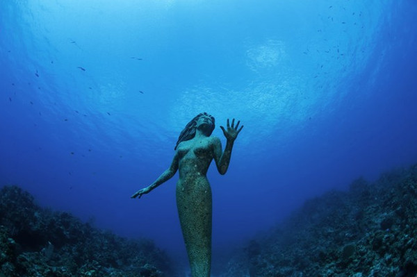 Tượng nữ thần Amphitrite, đảo Grand Cayman: Bức tượng nữ thần biển nặng 272kg này nằm cách bờ 50m, ở mũi tây nam của hòn đảo. Du khách có thể lặn xuống độ sâu 15m và ngắm nhìn bức tượng có dạng nàng tiên cá này. (Ảnh: Justin Lewis)