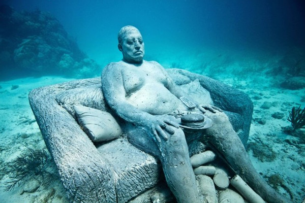 Bảo tàng nghệ thuật dưới nước Cancun, Mexico: Jason de Caires Taylor, tác giả của 500 tượng điêu khắc với kích cỡ bằng người thật, cho biết cảnh ánh mặt trời làm màu sắc của bọt biển bám trên tượng bừng sáng vô cùng ấn tượng. (Ảnh: Jason de Caires Taylor).