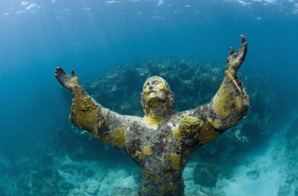 Tượng Christ of the Abyss, Florida, Mỹ: Galletti còn có thêm 3 bức tượng tượng tự, một nằm ở Grenada và một nằm ở công viên san hô John Pennekamp, ngoài khơi Key Largo, bang Florida, Mỹ. Bức tượng ở Florida được đặt tại độ sâu 8 m và là một trong những điểm tham quan dưới nước nổi tiếng nhất thế giới. (Ảnh: Aurora Creative).