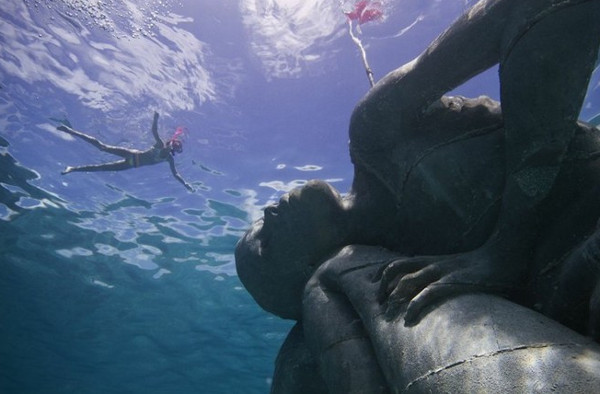 Ocean Atlas, New Providence, Bahamas: Bức tượng dưới nước lớn nhất thế giới này cũng là tác phẩm của nghệ sĩ Jason. Ocean Atlas có trọng lượng lên tới 60 tấn, tượng trưng cho sự quan trọng của việc bảo vệ đại dương, và được đặt ở nơi cần cải tạo ngay lập tức. (Ảnh: Jason de Caires Taylor).