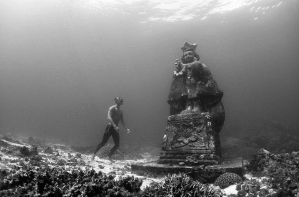 Hang ngầm, Bohol, Philippines: Năm 2010, bức tượng chúa Jesus khi còn nhỏ và tượng Đức mẹ Đồng Trinh cao 4m được đặt ở hang ngầm thuộc công viên san hô Bien Unido, ngoài khơi Bohol. Nơi này đã nhanh chóng trở thành điểm tham quan dưới nước nổi tiếng. (Ảnh: Martin Zapanta).