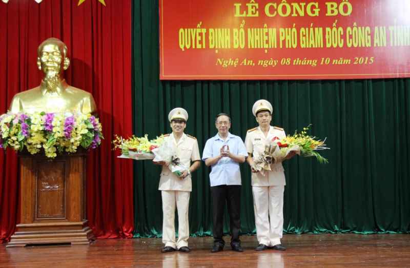 Ông Trần Hồng Châu - Phó Bí thư thường trực Tỉnh ủy - tặng hoa chúc mừng 2 đồng chí Phó giám đốc