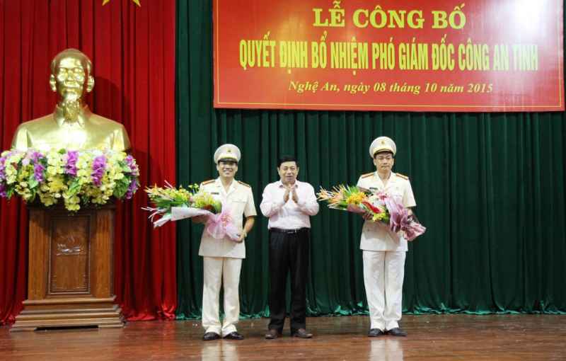 Ông Nguyễn Xuân Đường - Phó bí thư Tỉnh ủy, Chủ tịch UBND tỉnh chúc mừng 2 đồng chí Phó giám đốc 