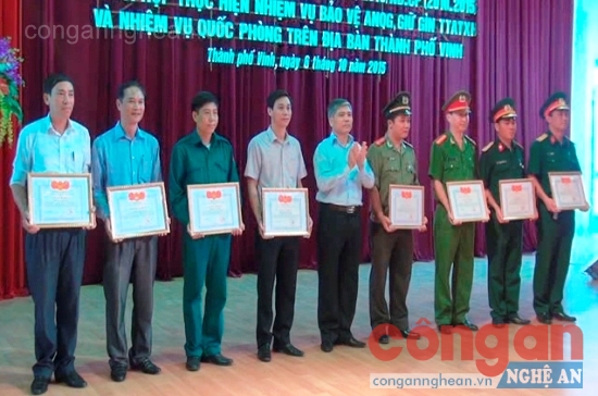 Đồng chí Nguyễn Hoài An, Chủ tịch UBND TP Vinh trao Giấy khen cho các tập thể, cá nhân có thành tích xuất sắc trong thực hiện Nghị định 77 của Chính phủ