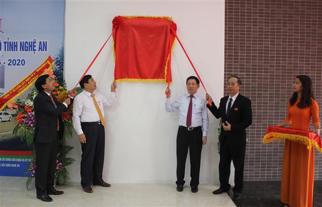 Các đồng chí lãnh đạo tỉnh và Đài PTTH Nghệ An gắn biển công trình chào mừng ĐH Đảng bộ tỉnh lần thứ XVIII