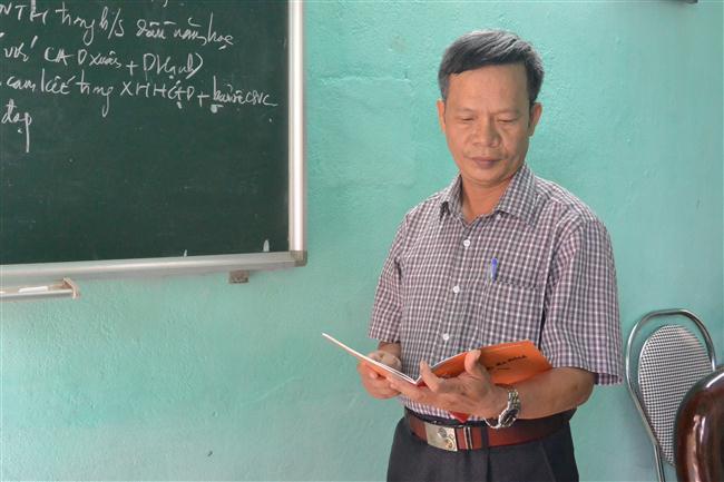 Thầy Bình luôn dành trọn tâm huyết cho việc dạy học                       và bồi dưỡng đội ngũ kế cận