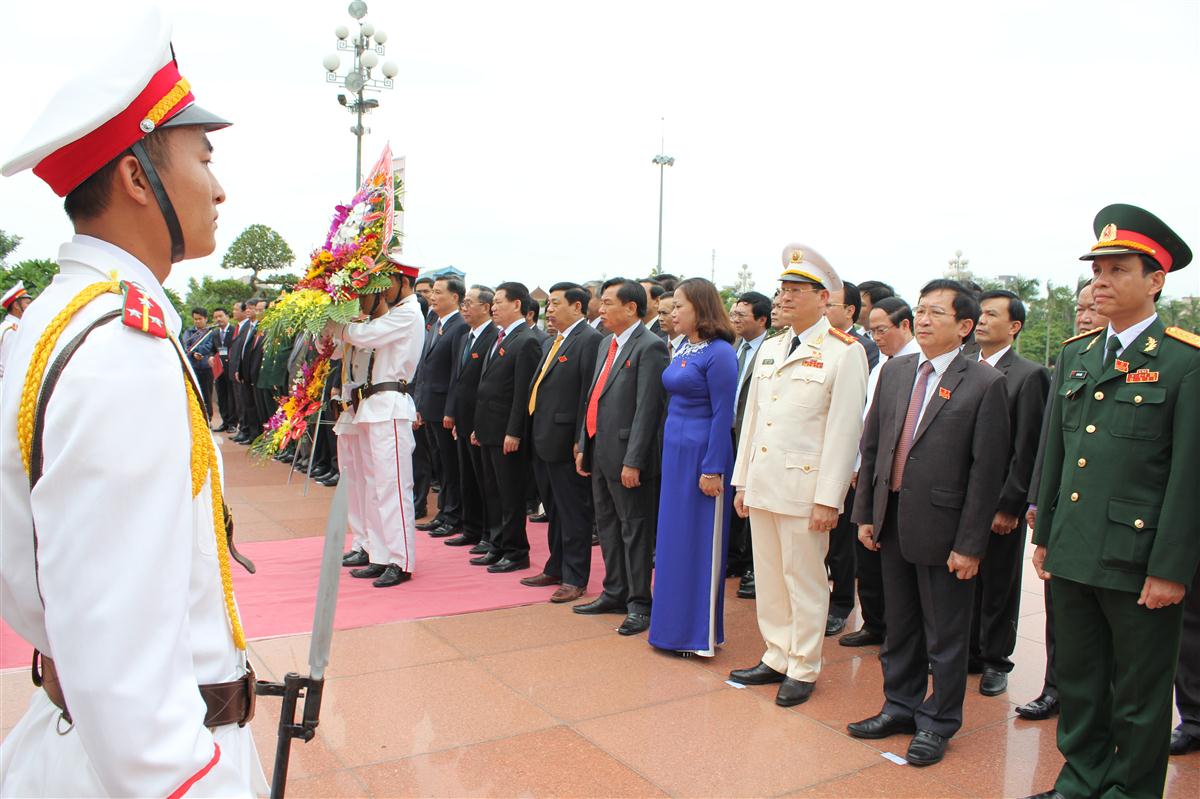 Đoàn đại biểu Đại hội Đảng bộ tỉnh Nghệ An lần thứ XVIII dâng hoa tại Quảng trường Hồ Chí Minh