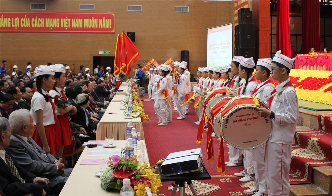 Đội Thiếu niên tiền phong đại diễn cho thế hệ trẻ tỉnh Nghệ An chúc mừng Đại hội