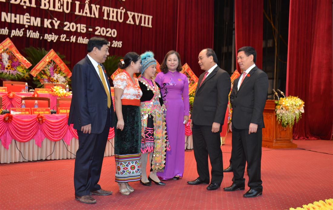 Đồng chí Nguyễn Xuân Phúc, Ủy viên Bộ Chính trị, Phó Thủ tướng Chính phủ trao đổi với các đại biểu về nội dung Đại hội