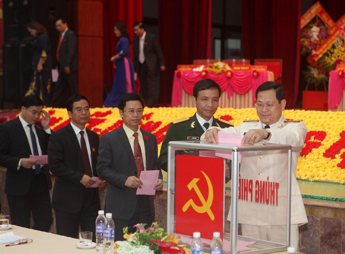 Các đại biểu bỏ phiếu bầu BCH Đảng bộ tỉnh Nghệ An