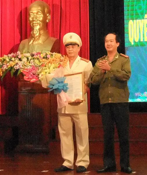 Đại tá Lê Văn Sao, Giám đốc Công an tỉnh trao quyết định bổ nhiệm chức vụ                  Phó Giám đốc cho Đại tá Võ Trọng Hùng