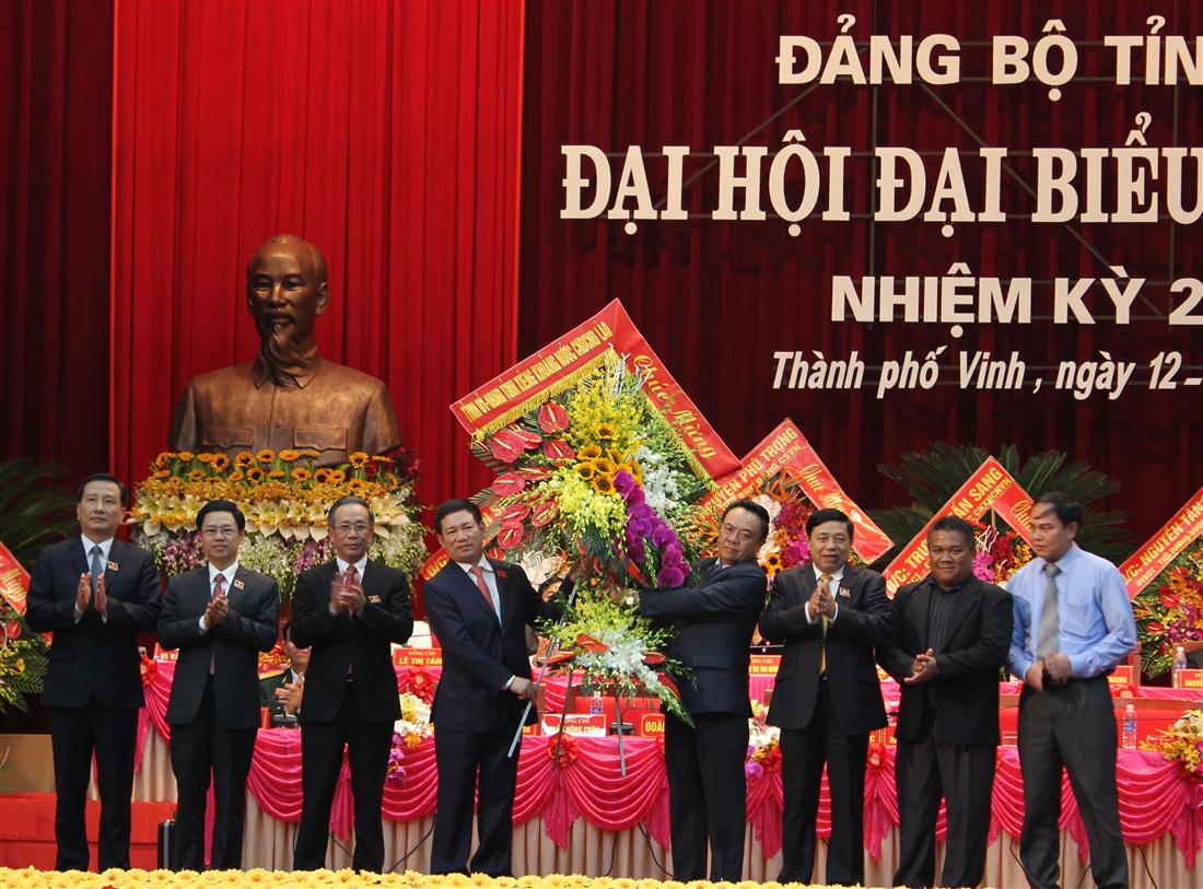 Đoàn lãnh đạo tỉnh Xiêng Khoảng, Lào tặng hoa chúc mừng Đại hội
