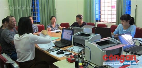  Cán bộ NHCSXH tỉnh đến điểm giao dịch phường Lê Lợi, TP Vinh tiến hành giải ngân vốn cho những hộ mới thoát nghèo