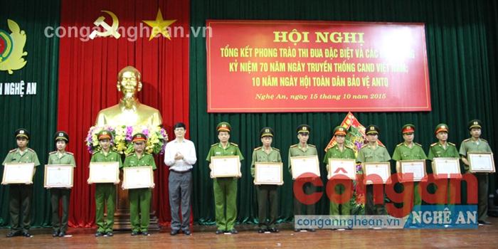 Đồng chí Lê Xuân Đại, Phó Chủ tịch Thường trực UBND tỉnh trao Bằng khen cho các tập thể, cá nhân đạt thành tích xuất sắc trong phong trào thi đua đặc biệt