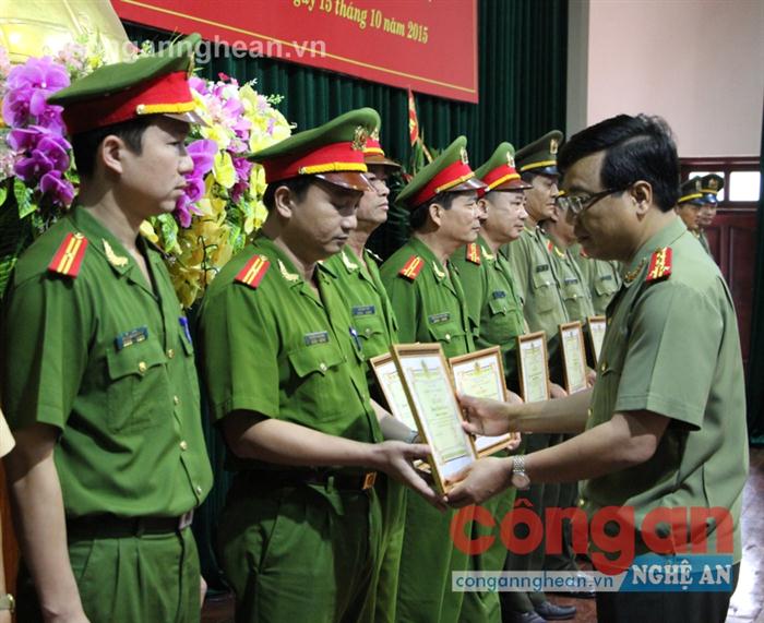 Đồng chí Đại tá Hồ Văn Tứ, Phó Giám đốc Công an tỉnh trao Giấy khen cho các tập thể, cá nhân đạt nhiều thành tích trong phong trào thi đua