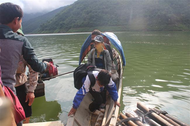  Bố mẹ học sinh phải thuê thuyền chở các con vượt 17 km lòng hồ để đến điểm trường Xốp Cháo