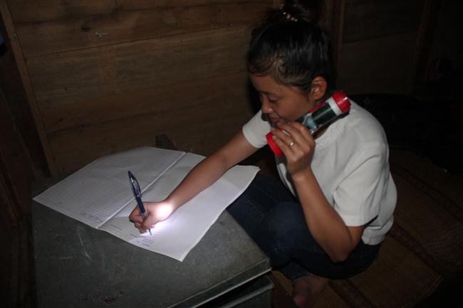Vì bản chưa có điện nên  mỗi tối, cô Thanh phải dùng đèn pin để soạn bài 