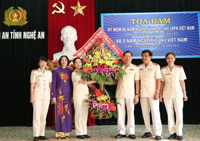 Đồng chí Đại tá Nguyễn Hữu Cầu, Giám đốc Công an tỉnh tặng hoa chúc mừng Hội Phụ nữ Công an tỉnh