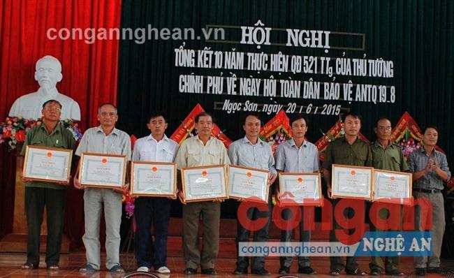 Lãnh đạo UBND xã Ngọc Sơn, huyện Quỳnh Lưu trao Giấy khen cho các tập thể, cá nhân làm tốt công tác xây dựng phong trào toàn dân bảo vệ ANTQ  