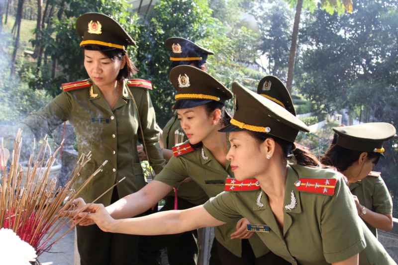 Cán bộ chiến sĩ phòng PV27 tri ân tại khu mộ bà Hoàng Thị Loan