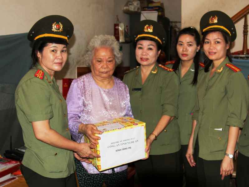 Tặng quà cho Mẹ Việt Nam Anh hùng