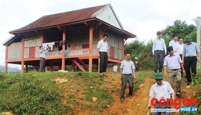 Đoàn công tác UBND tỉnh và huyện Con Cuông khảo sát thực tế tại vùng dự án