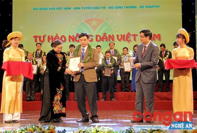 Đồng chí Hà Thị Khiết, Trưởng ban Dân vận Trung ương trao chứng nhận “Nông dân xuất sắc năm 2015” cho anh Nguyễn Văn Bình