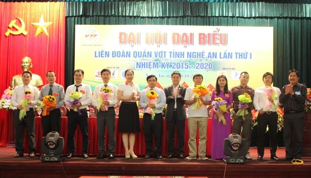 Đồng chí Đinh Thị Lệ Thanh, Phó chủ tịch UBND tỉnh, cùng các đồng chí trong liên đoàn quần vợt Việt Nam tặng hoa chúc mừng BTV Liên đoàn Quần vợt Nghệ An