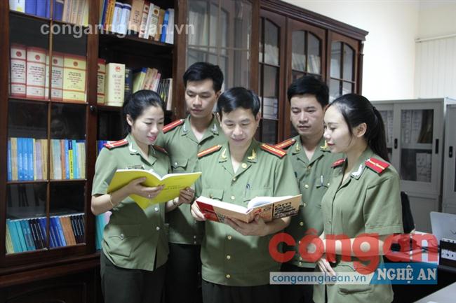 Đội Pháp chế, Phòng Tham mưu Công an tỉnh không ngừng học tập nâng cao trình độ,                                            hoàn thành xuất sắc                         mọi nhiệm vụ được giao                            		     - Ảnh: Hải Việt 