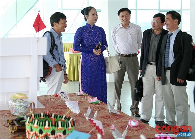 Đồng chí Đinh Thị Lệ Thanh, Phó Chủ tịch UBND tỉnh tham quan triển lãm kỷ niệm 110 năm phong trào Đông Du và quan hệ Việt - Nhật