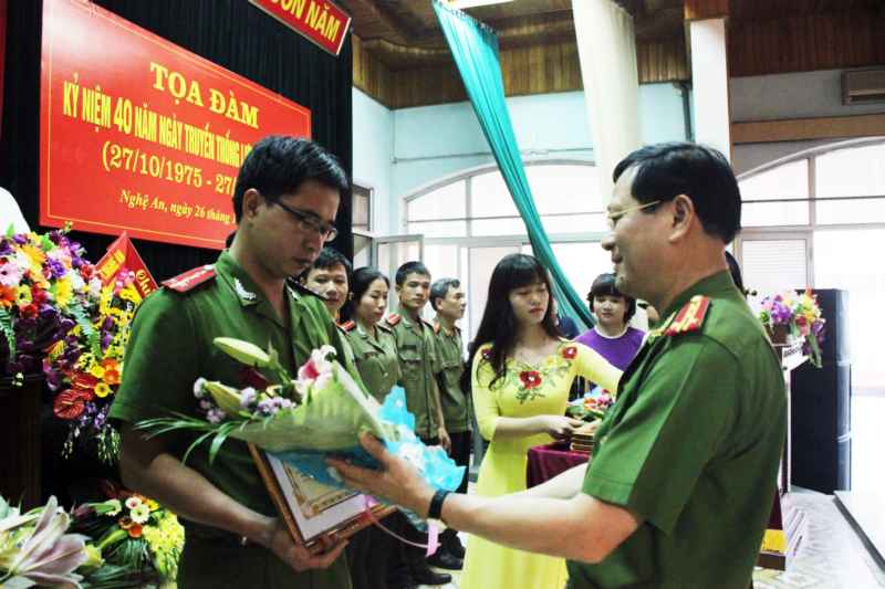 Đồng chí Đại tá Nguyễn Hữu Cầu - Ủy viên BTV Tỉnh ủy, Bí thư Đảng ủy, Giám đốc Công an tỉnh trao giấy khen cho các cá nhân có thành tích xuất sắc 