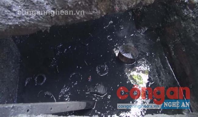 Dầu nhờn thải, chất thải               đổ xuống hố gas trong khuôn viên HTX Trung Đô