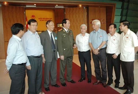 Bộ trưởng Trần Đại Quang trao đổi với các đại biểu trong giờ giải lao sáng 28/10.