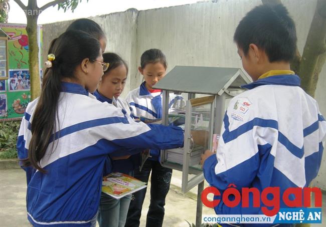 “Thư viện vườn trường” tại Trường Tiểu học Văn Sơn (huyện Đô Lương, tỉnh Nghệ An) thu hút nhiều học sinh tham gia