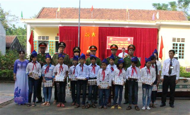 Chi đoàn Công an huyện Diễn Châu tặng quà cho 15 em học sinh giỏi có hoàn cảnh khó khăn.