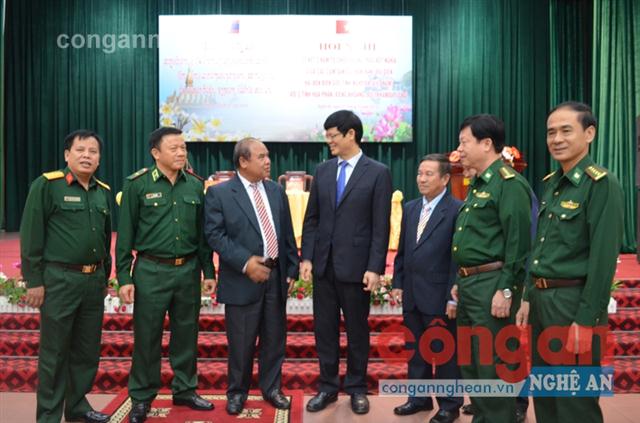 Các đại biểu Việt Nam - Lào trao đổi thôn tin liên quan tại Hội nghị