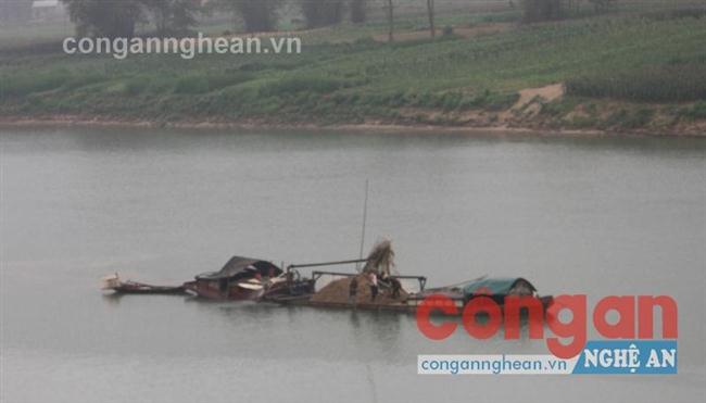 Khai thác cát trái phép trên sông Lam đoạn chảy qua địa phận huyện Thanh Chương