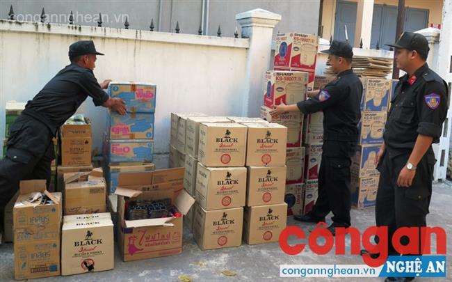 Lực lượng CSCĐ kiểm tra số hàng hóa nhập lậu bị tạm giữ