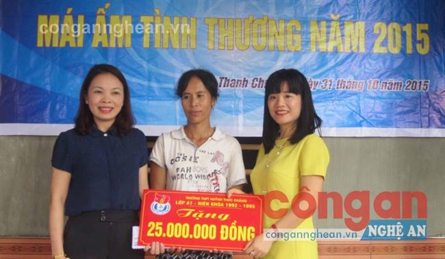 Bàn giao nhà tình nghĩa cho gia đình                                 chị Nguyễn Thị Lợi