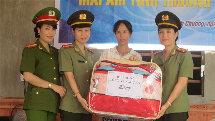 Bàn giao nhà tình nghĩa và trao quà cho gia đình chị Nguyễn Thị Lợi