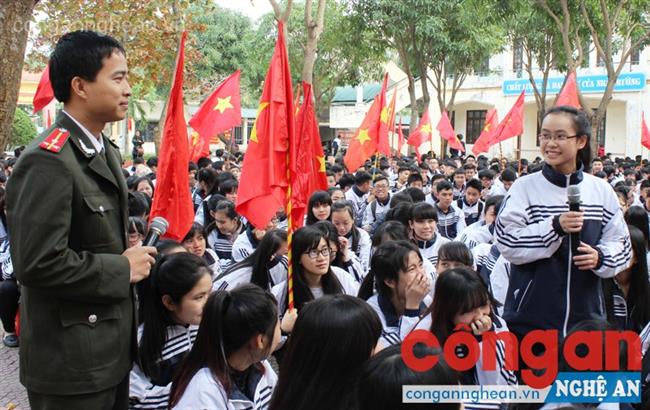 Đoàn Thanh niên Phòng Tham mưu Công an Nghệ An tuyên truyền về PCMT tại trường học