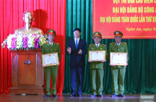 Thừa ủy quyền Bộ trưởng Bộ Công an, Đồng chí Lê Xuân Đại tặng Bằng khen cho 1 tập thể và 2 cá nhân có thành tích xuất sắc