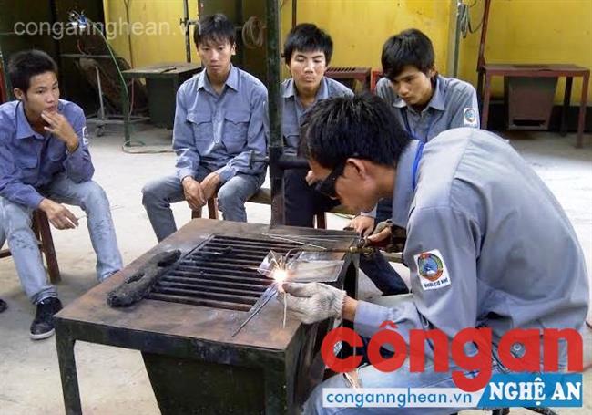 Thực hành nghề tại Trường Cao đẳng nghề Kỹ thuật - Công nghiệp Việt Nam - Hàn Quốc