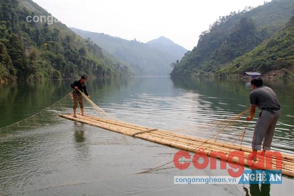 Người dân xã Mai Sơn, huyện Tương Dương đánh bắt cá                                        trên lòng hồ thủy điện Bản Vẽ