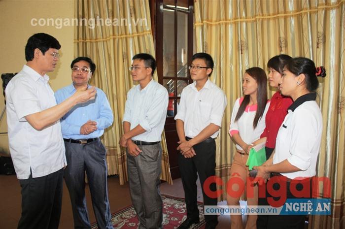 Đồng chí Lê Xuân Đại, Phó chủ tịch Thường trực UBND tỉnh trao đổi với các trí thức trẻ được tăng cường về các xã nghèo trong Dự án 600 trí thức trẻ làm Phó Chủ tịch UBND xã của tỉnh Nghệ An