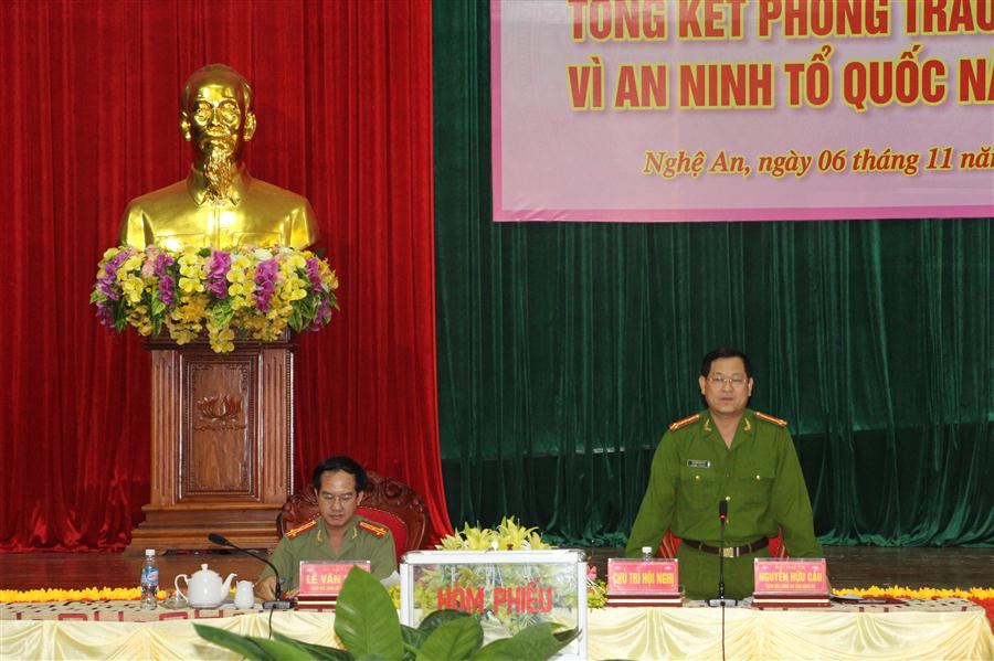 Các đồng chí Đại tá Nguyễn Hữu Cầu, Giám đốc Công an Nghệ An và Đại tá Lê Văn Sao, Giám đốc Công an Hà Tĩnh chủ trì hội nghị