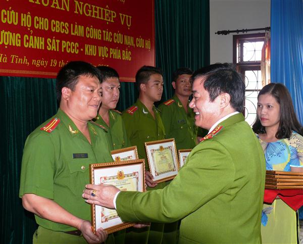 Đại tá Trần Trung Thành, Phó Cục trưởng                 Cục Cảnh sát PCCC&CNCH trao Giấy khen                cho các học viên xuất sắc