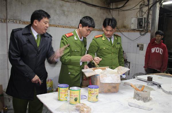 Tổ công tác Phòng Cảnh sát Môi trường kiểm tra vệ sinh ATTP                             tại một cơ sở sản xuất bánh kẹo