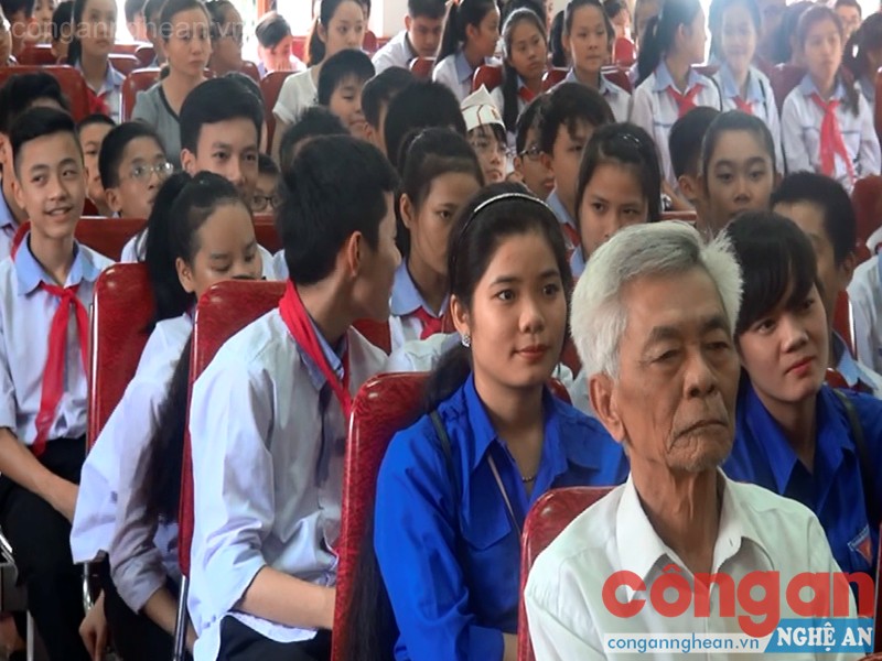Các đoàn viên, học sinh và người dân phường Bến Thủy, TP Vinh, tỉnh Nghệ An nghe phổ biến Luật Giao thông đường bộ